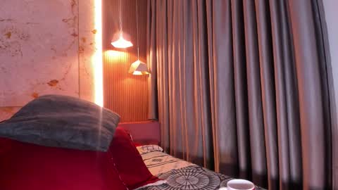 Anna online show from December 13, 8:04 pm