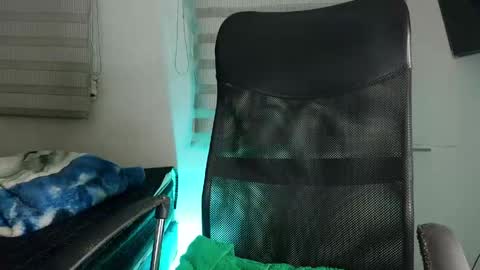 andrew_holden__ online show from February 28, 1:20 am