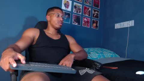 Snapshot of andrew_hoult chatting on December 19, 9:16 pm Andrew online show from December 19, 9:16 pm