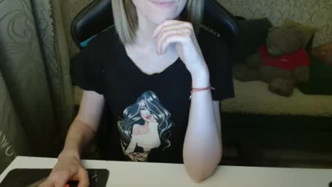 Snapshot of angelcute32 chatting on October 16, 3:33 pm AngelCute32 online show from October 16, 3:33 pm