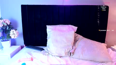 Snapshot of angeliique_ chatting on October 23, 8:53 pm Angelique online show from October 23, 8:53 pm