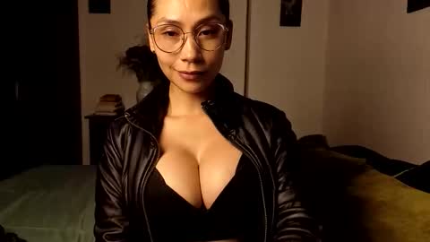  ANGELA ISABELLA  online show from January 11, 1:00 am