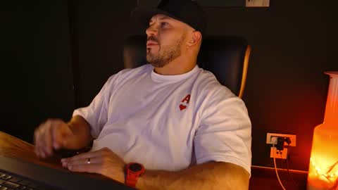 Snapshot of angeloeric chatting on September 29, 12:48 pm BlackWolf online show from September 29, 12:48 pm