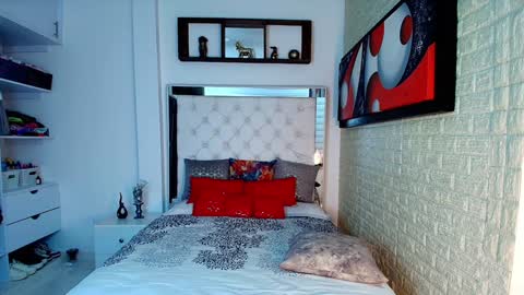 laura  online show from November 4, 8:54 pm