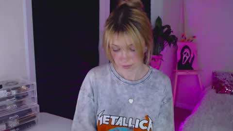 anita_moon_ online show from April 15, 10:32 pm