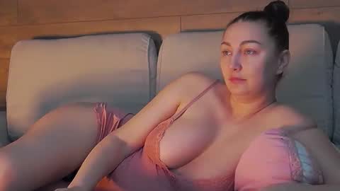 annasplash online show from November 26, 7:05 am