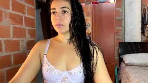 Snapshot of anngela01 chatting on October 4, 9:34 pm anngela online show from October 4, 9:34 pm