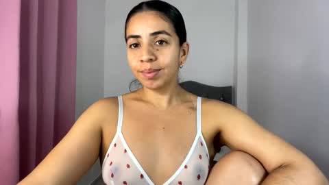 Snapshot of anngela01 chatting on October 18, 5:22 am anngela online show from October 18, 5:22 am