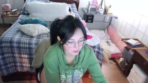 LAURA - A n n i e  S w a n online show from January 21, 4:05 pm