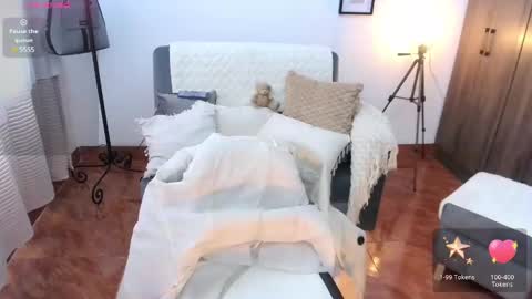 LAURA - A n n i e  S w a n online show from January 31, 2:17 pm