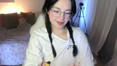 LAURA - A n n i e  S w a n online show from October 5, 12:46 pm