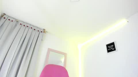 Snapshot of anniegray_12 chatting on December 14, 12:11 am Annie online show from December 14, 12:11 am
