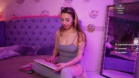 anya_sky_ online show from April 3, 6:42 am