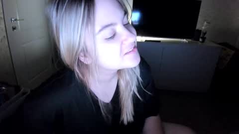 appleyummybuns online show from October 28, 2:56 am