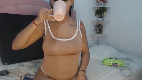arianaa29 online show from October 22, 11:39 pm