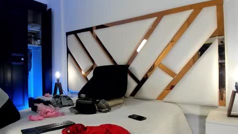 Aron cruz  online show from March 18, 1:06 pm