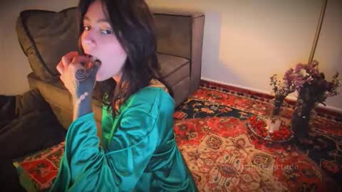 Linda  independent model artgeea online show from December 1, 1:58 am