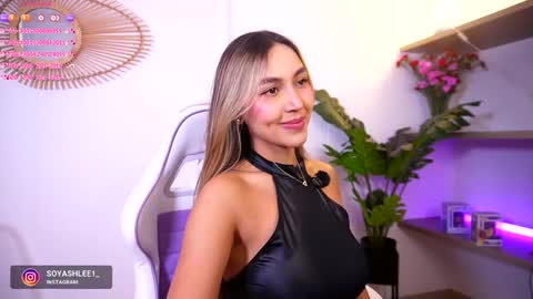 Snapshot of ashley2004_ chatting on October 30, 12:11 am Nay online show from October 30, 12:11 am