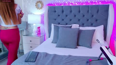 AshleyRoberh online show from April 7, 8:00 pm