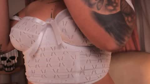 Ashley Lauren online show from October 16, 4:23 am