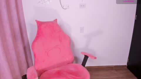 Snapshot of ashleyy18__ chatting on February 6, 8:50 am Ashleyy18 online show from February 6, 8:50 am