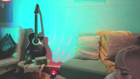 Snapshot of ashlynnlowe_ chatting on September 29, 9:14 pm Ash  online show from September 29, 9:14 pm