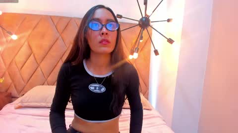 aura_bloom_ online show from May 13, 2:05 pm
