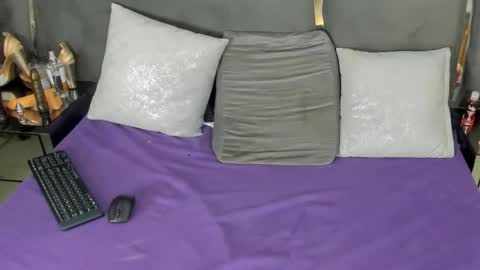 Monii Yi online show from December 5, 6:45 am