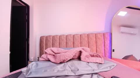 auroraa_miller online show from January 9, 12:00 pm