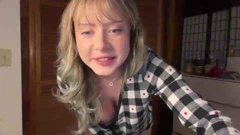 Snapshot of averyyy333 chatting on October 12, 9:49 pm Avery  online show from October 12, 9:49 pm