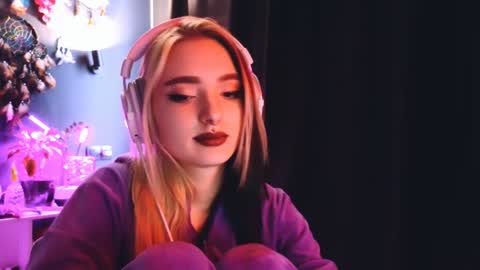 Avriel online show from December 7, 3:09 am