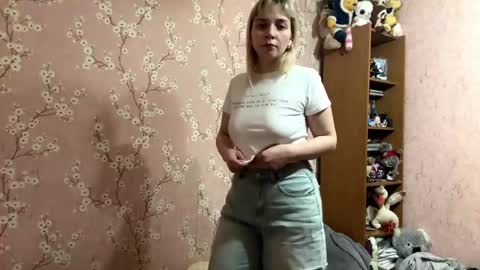 Mia online show from April 26, 4:59 pm