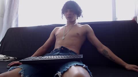 independent model online show from January 19, 6:00 pm