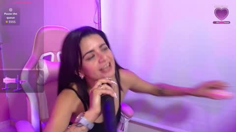 bella_thixx online show from September 12, 2:02 am
