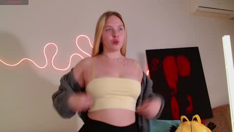 bellajonesk online show from June 21, 9:27 am