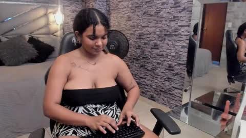 Snapshot of bellybigboobs chatting on October 22, 7:04 pm Belly online show from October 22, 7:04 pm