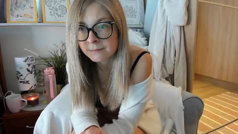 Snapshot of bestgirl_ofthe_neighborhood chatting on October 21, 11:04 am Vicky online show from October 21, 11:04 am