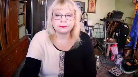 BeverlyQCynia online show from October 4, 11:08 am