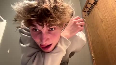 Snapshot of bigskinnyboyshh chatting on January 8, 6:20 am bigskinnyboyshh online show from January 8, 6:20 am