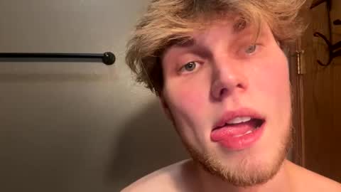 Snapshot of bigskinnyboyshh chatting on February 17, 6:31 am bigskinnyboyshh online show from February 17, 6:31 am