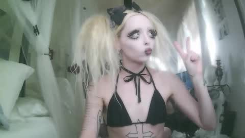 vampire fang  online show from December 4, 7:57 pm