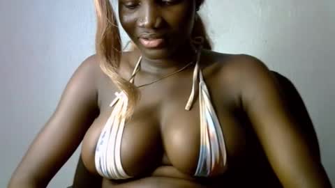 Snapshot of black_ebonyqueen chatting on October 5, 9:29 am Esthy online show from October 5, 9:29 am