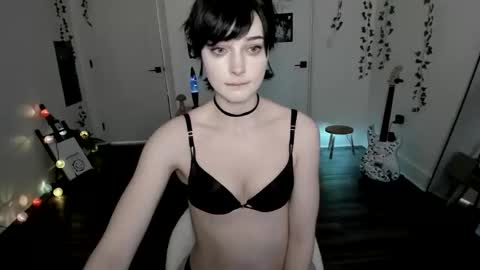 Ella online show from December 16, 5:30 pm