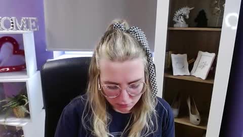 Z O E Y online show from February 19, 9:08 am