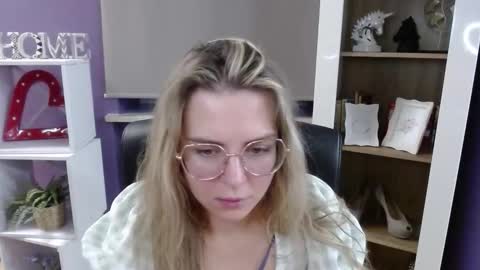 Z O E Y online show from November 27, 6:21 am