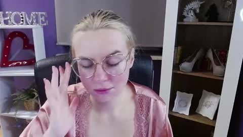 Z O E Y online show from February 3, 5:27 am