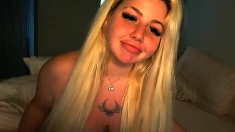 blondedolltia online show from December 4, 3:17 am