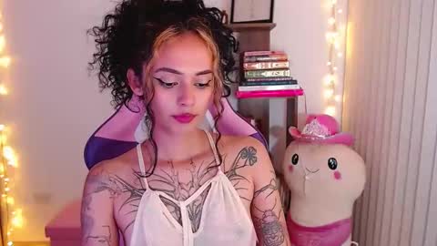 Snapshot of bluee_v chatting on September 30, 2:33 am Im Abril .. Nice to meet you thumb up me please its important INDEPENDENT MODEL online show from September 30, 2:33 am