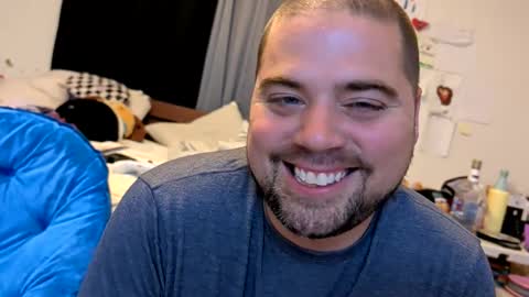 Snapshot of blueeyeme chatting on October 25, 8:24 am blueeyeme online show from October 25, 8:24 am