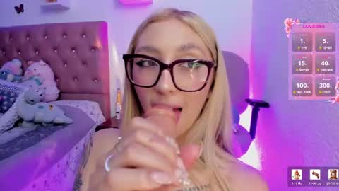 Soffy Brooks Independent model online show from June 11, 4:43 am